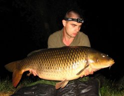 De la teorie la practica e doar un crap. Marian Oprea cu un exemplar de 20,4 kg.