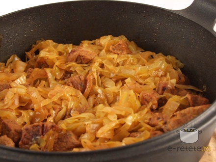 Carne de porc cu varza murata (Pomana porcului)